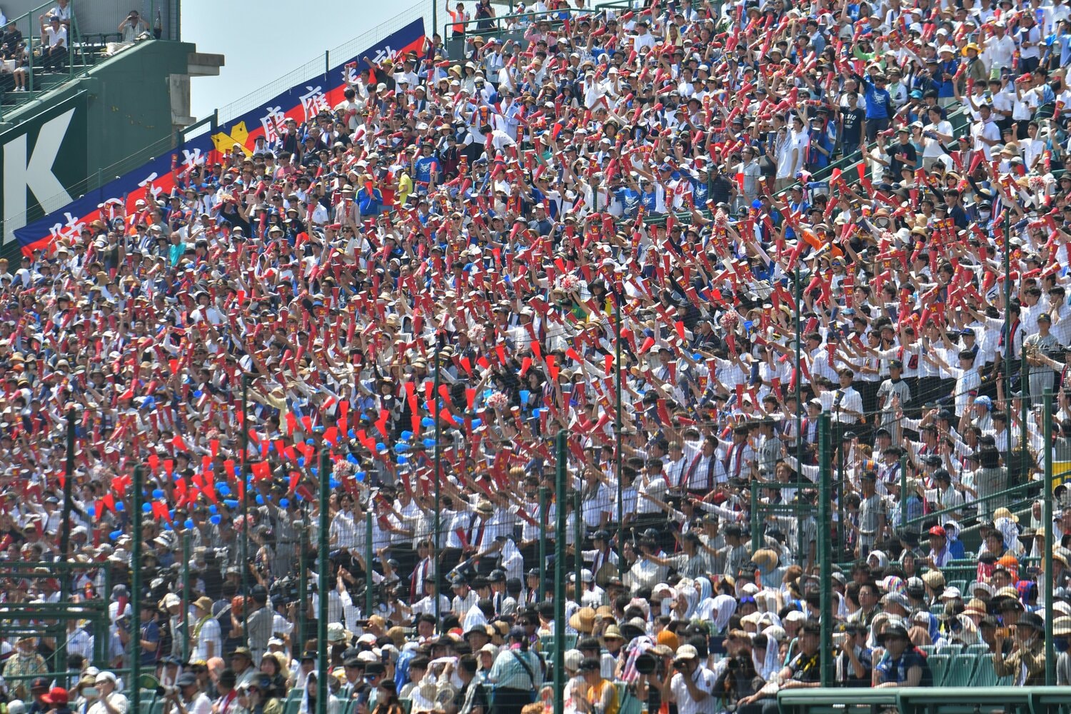 準決勝も変わらず圧巻の迫力の慶応アルプス ©Hideki Sugiyama