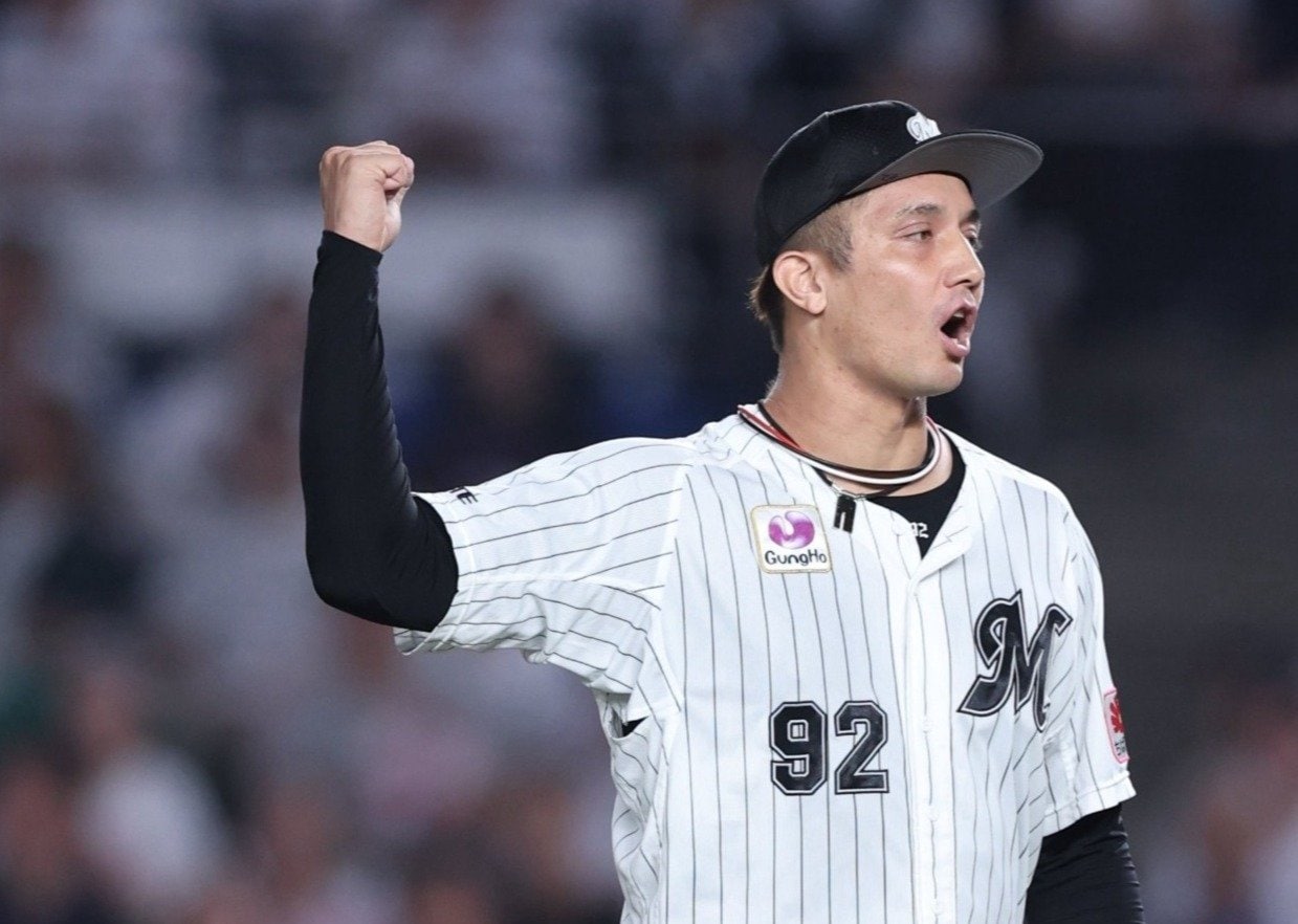 珍しく熱いガッツポーズを見せる国吉　©︎Chiba Lotte Marines 