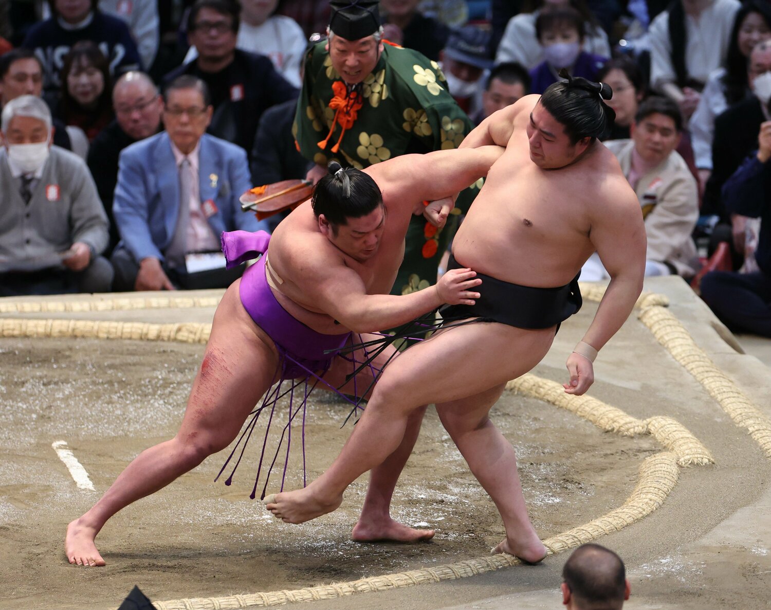 春場所13日目、尊富士は若元春を寄り切りで撃破し1敗を守った　©JIJI PRESS