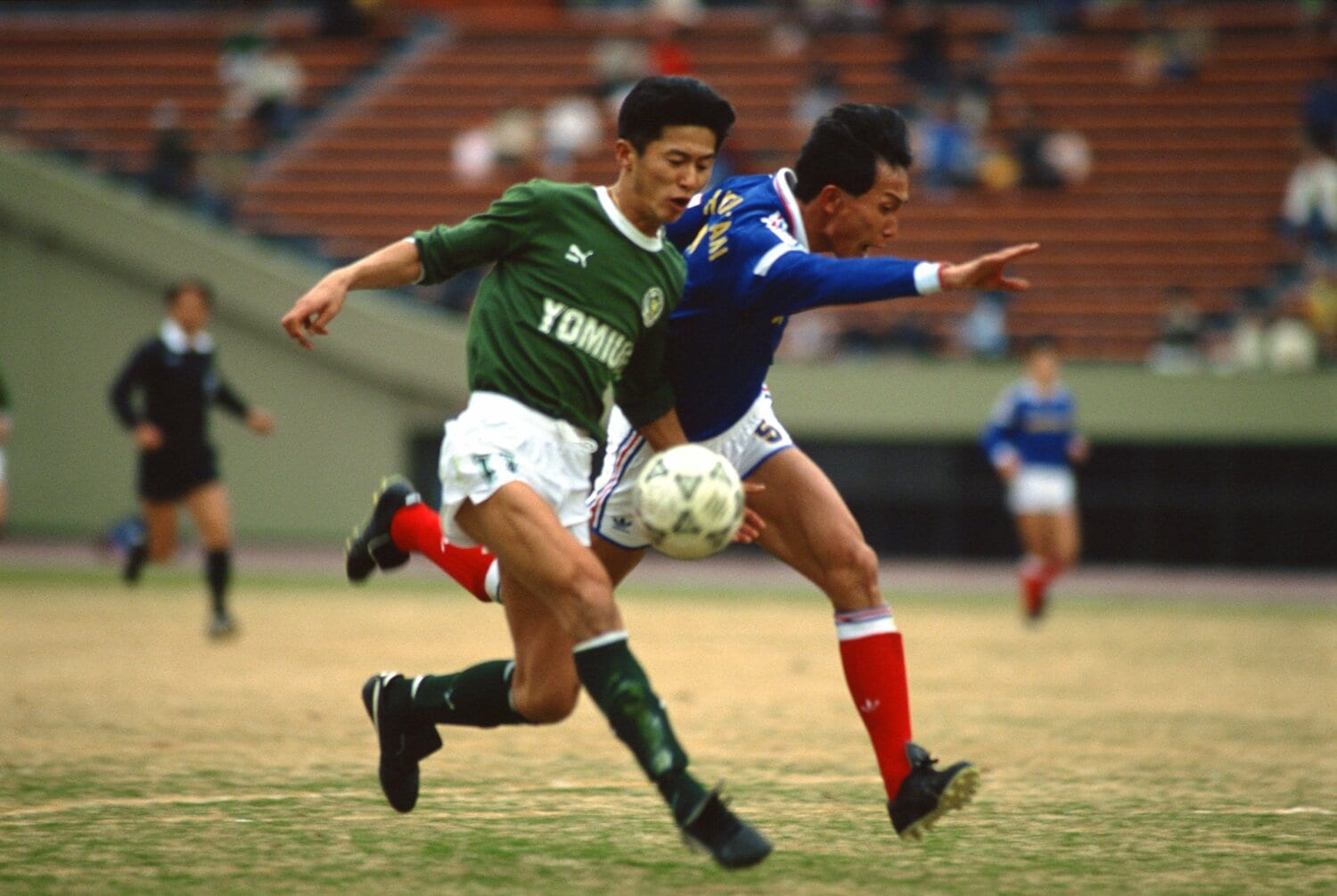 読売の武田修宏と競り合う日産の柱谷哲二（1989年）　©︎Shinichi Yamada/AFLO 