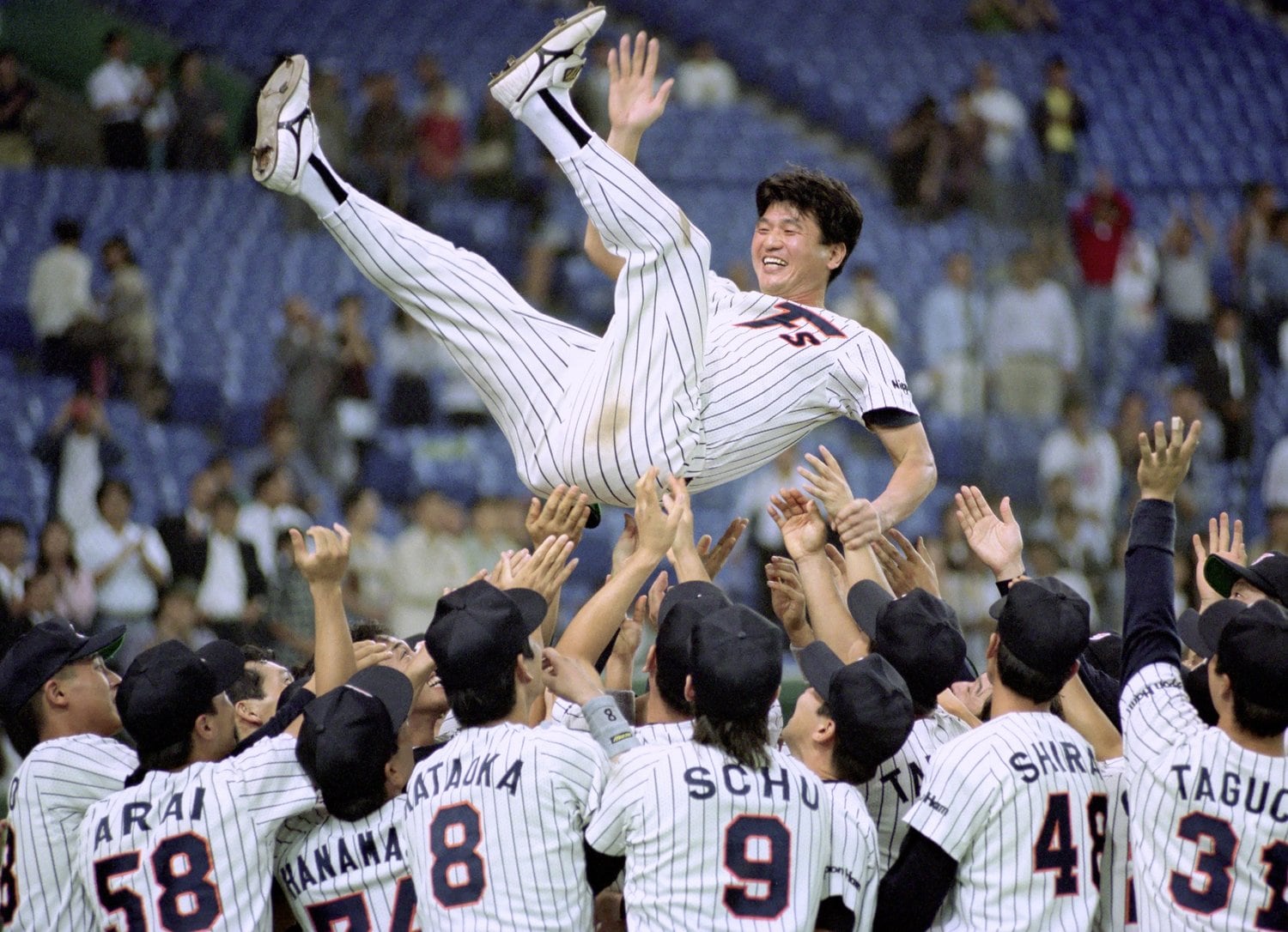 1994年9月28日の引退試合でナインに胴上げされる大島康徳 ©︎KYODO