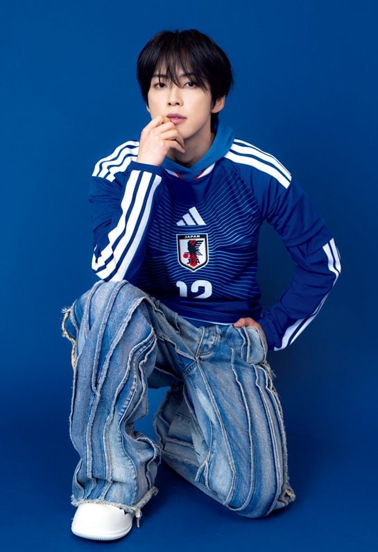 河野純喜　Junki Kono　1998年1月20日生、奈良県出身。「JO1」のメンバー。学生時代には14年間サッカーをしており大黒将志に憧れる。代表の推しは遠藤航　Asami Enomoto
