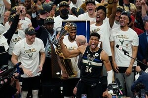【NBAファイナル】MVPヤニス・アデトクンボが証明したもの「自分の夢を信じてほしい」“グレートネス”を見せつけた2つのプレーとは？