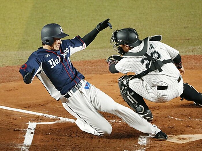 西武の原動力は山賊打線のみならず。日本一へ期待高まる金子侑司の“脚”。<Number Web> photograph by Kyodo News