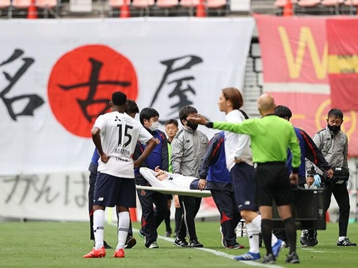 《赤裸々告白》担架で運ばれたJリーガーはどこへ? FC東京DF中村帆高が鳴らした“ナースコール30回”と長谷川健太への電話<Number Web> photograph by F.C.TOKYO