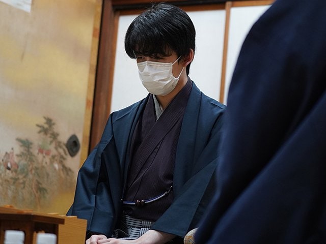 藤井聡太19歳はお寺散策、羽生善治15歳は実名で小説に… タイトル戦対局