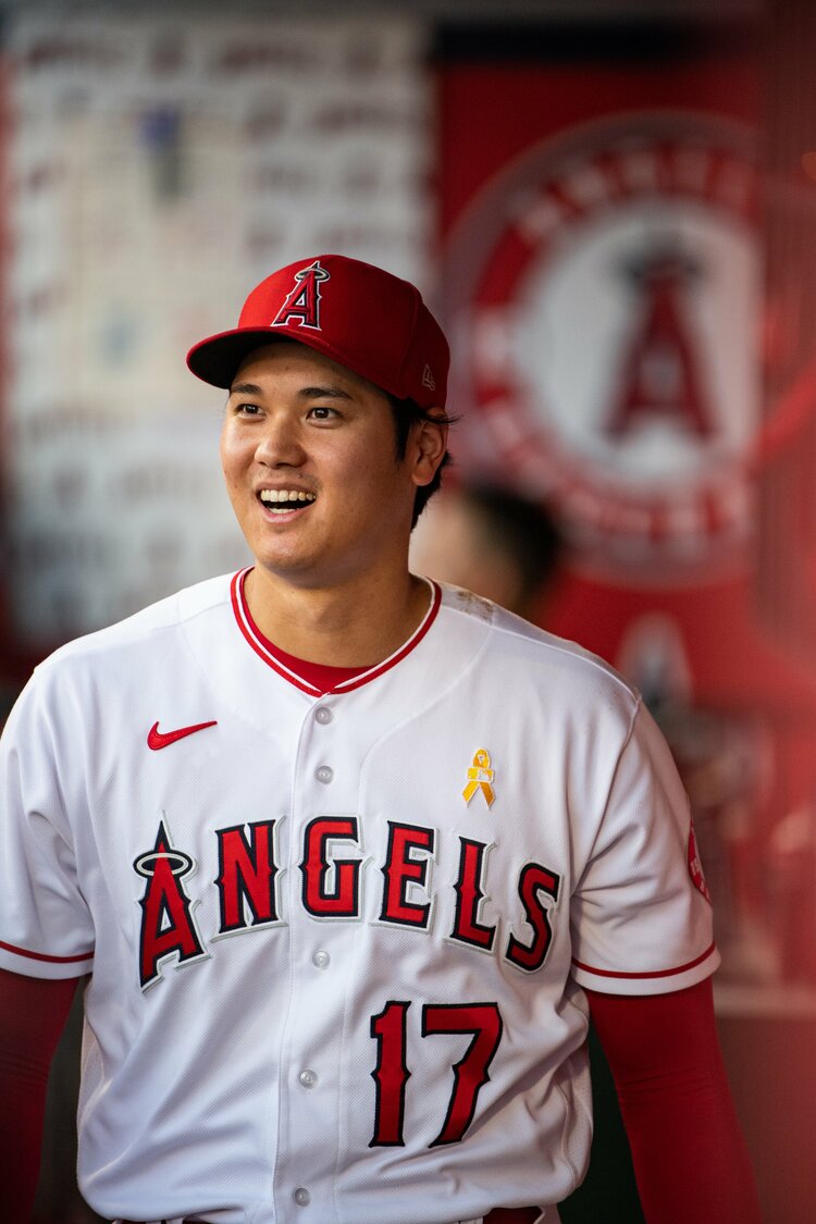 大谷翔平の歴史的MVPで現地アメリカも熱狂…TV局は「まるでビデオゲーム」、エンゼルスタジアムに掲げられた文字は？《最新レポ》 - MLB -  Number Web - ナンバー