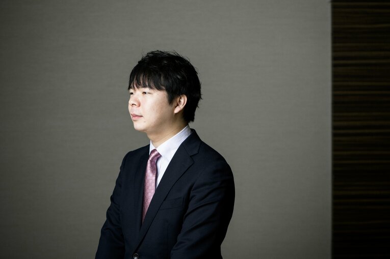 軽快な解説でファンも多い高見泰地七段　©Asami Enomoto