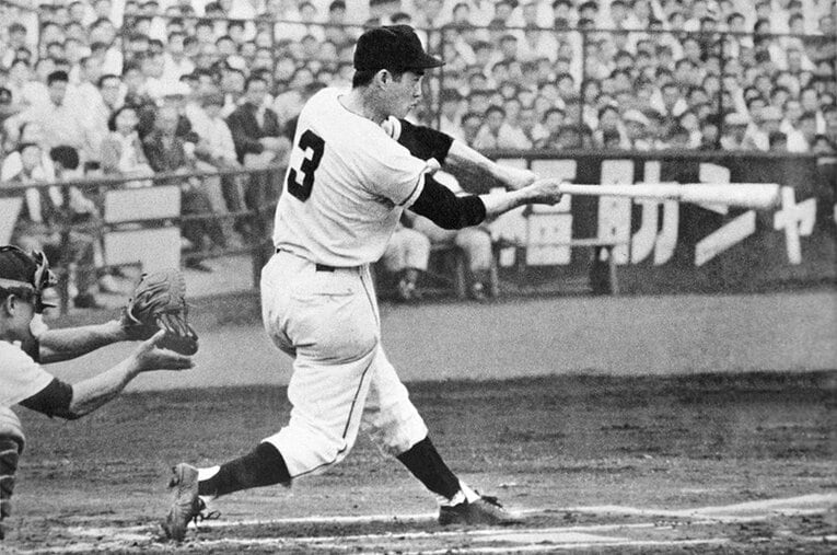 写真は昭和33（1958）年、プロ1年目の長嶋茂雄の打撃フォーム。当時の巨人vs阪神の貴重映像がTVドラマに収録されていたとは驚きである ／ photograph by KYODO