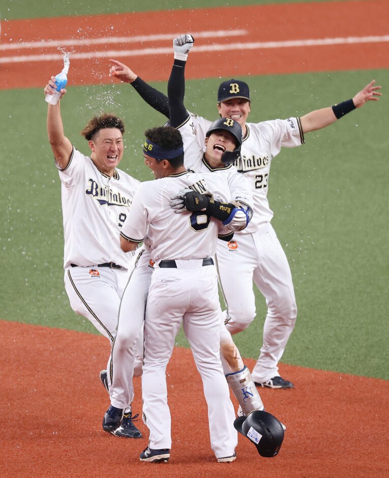 サヨナラ打を放った中川に抱きつく宗、杉本ら　(2022年）©︎JIJI PRESS