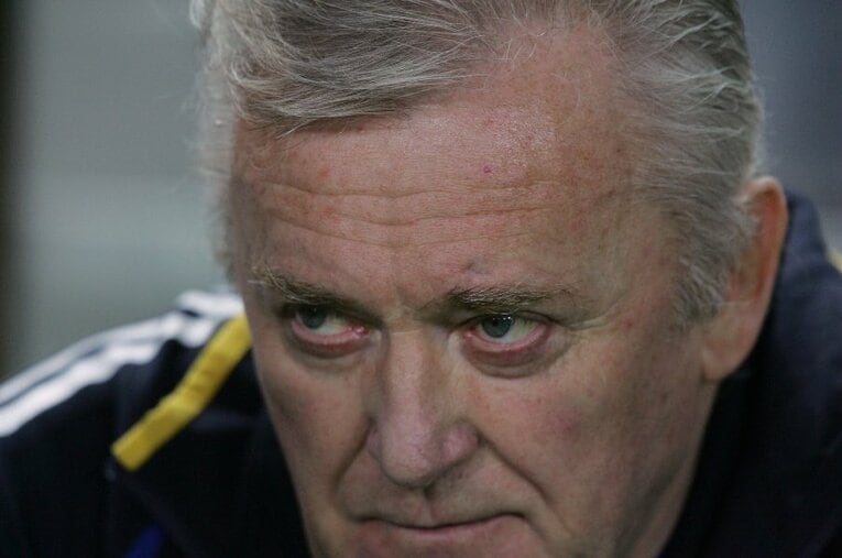 志半ばで病に倒れたイビチャ・オシム。千田通訳はリハビリに付き添いながら夢の続きを聞いている　©AFLO SPORT