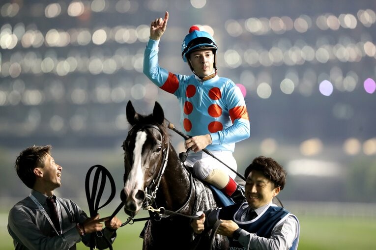 ドバイシーマクラシックを圧勝したイクイノックス。ルメールは誇らしげに一本指を突き立てる　©Getty Images