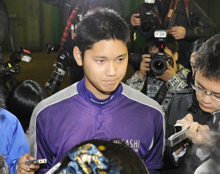 2012年のドラフト会議当日、日本ハムからの1位指名を受けて複雑な表情を見せる花巻東高3年の大谷翔平　©KYODO