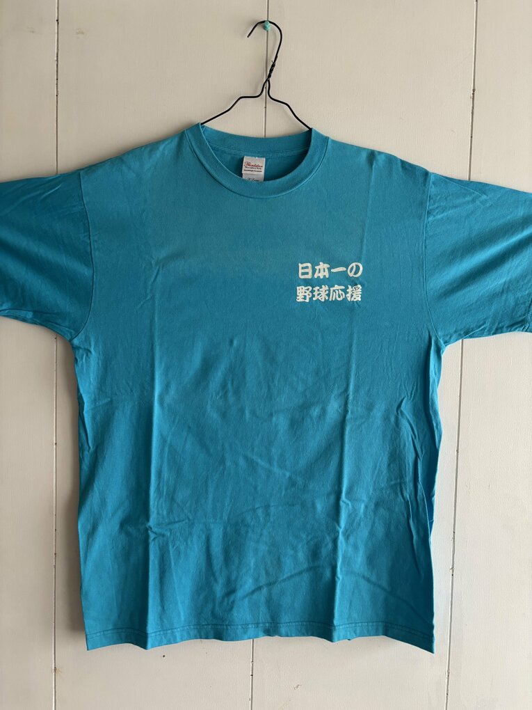 2002年の甲子園出場時に作られた記念のTシャツ。同時に「日本一の野球応援」のキャッチフレーズも定められた　写真提供／拓大紅陵高校吹奏楽部顧問・吹田正人氏