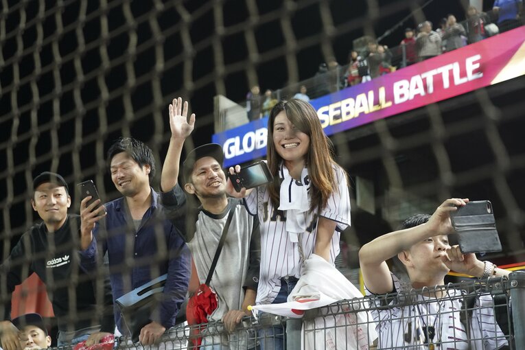 2019年プレミア12の日本－台湾では侍ジャパンユニを着た現地の女性も　©EPA/JIJI PRESS