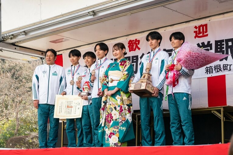 笑顔でメダルを掲げる青学大の選手たち　©Nanae Suzuki