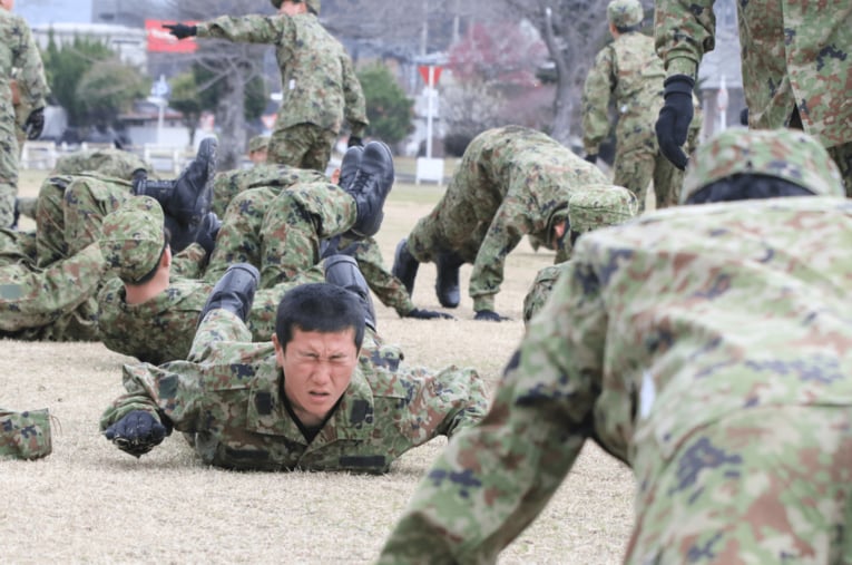 自衛隊の訓練に体験入隊した高川学園高校サッカー部 ／ photograph by Takahito Ando