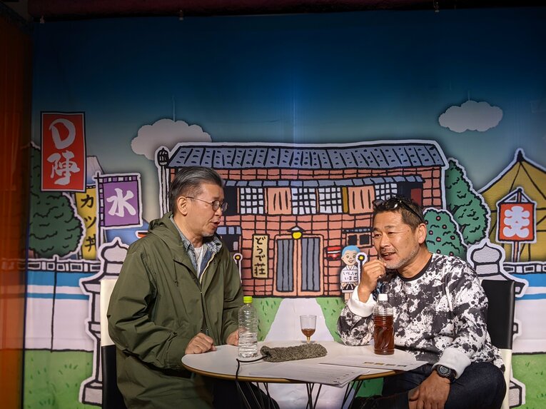 左が番組の嬉野雅道D、右が藤村忠寿チーフD ©Doudesou