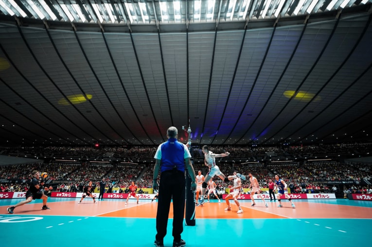 相手のスパイクが西田の顔面を捉えた瞬間。それでも「でも（ボールが）つながったので」と自分のことよりもチームの勝利を優先する　©︎FIVB