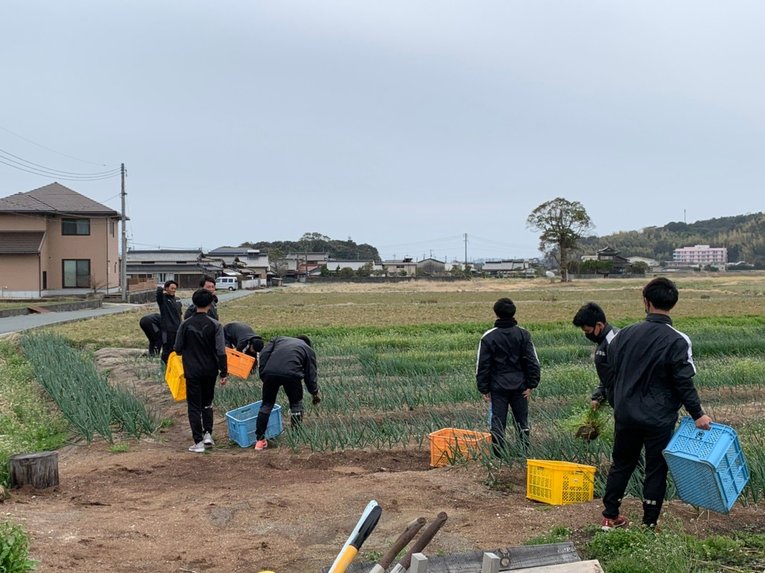 農業部の作業シーン　©︎Takagawa Gakuen