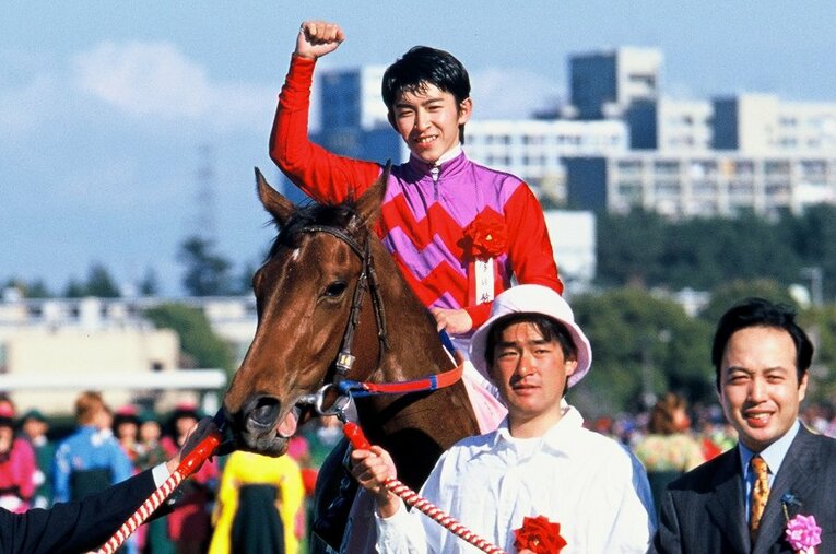 1999年の桜花賞をプリモディーネで制し、22歳でGIジョッキーとなった福永祐一。しかしその翌週に落馬で負傷するなど、決して平坦なキャリアではなかった ／ photograph by Tomohiko Hayashi