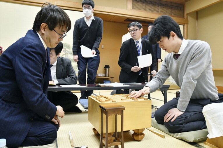 羽生善治vs.藤井聡太 ／ photograph by Kyodo News