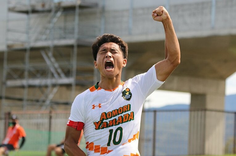 2019年度選手権決勝の再現となったインターハイ準決勝。あの時の悔しさを胸にピッチに立った青森山田・松木玖生（3年）の存在感は群を抜いていた ／ photograph by Takahito Ando