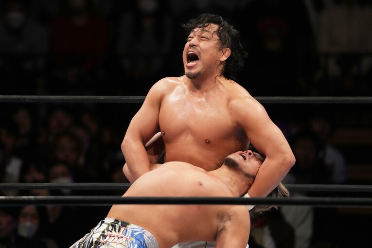 後藤洋央紀は得意の体勢に持っていく　©Masashi Hara