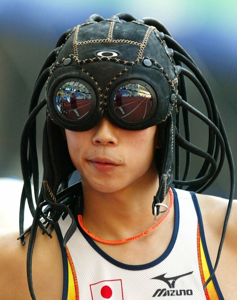 現役時代の徳本監督の伝説の「宇宙人帽」　©AFLO