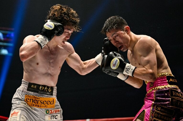 歴史的な名勝負となった寺地拳四朗とユーリ阿久井政悟によるフライ級2団体統一戦。長谷川穂積さんが語る「勝負を分けたポイント」とは ／ photograph by Hiroaki Yamaguchi