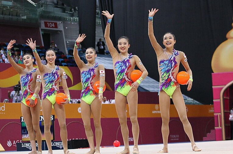 団体総合決勝でボールの演技を終え、歓声に応える日本メンバー。東京五輪前年に大きな結果を残した。 ／ photograph by Ryota Hasebe