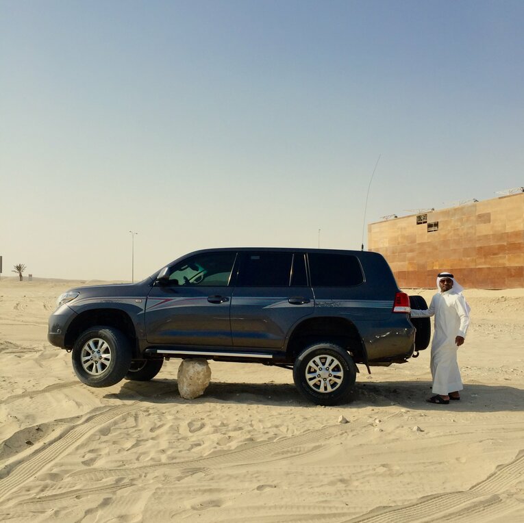 ランドクルーザーは砂漠でも活躍　©Getty Images