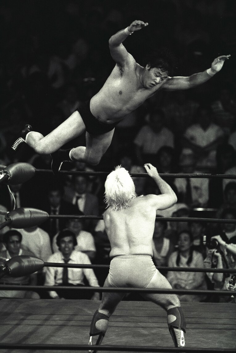1982年、NWA王者リック・フレアーと戦う鶴田