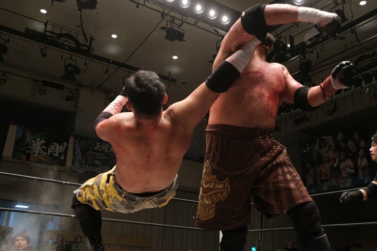 蛍光灯で殴り合い、大流血して…メキシコ人デスマッチファイター「もっと日本にいたい」ビオレント・ジャックの切実な思い「外国人がって…でも、ここがオレの家」(25)