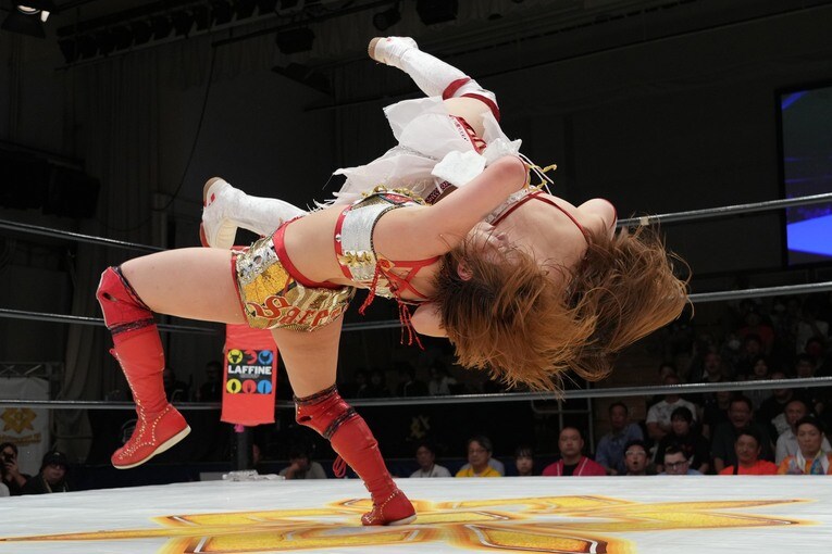 青野未来に裏投げを放つSareee　©Essei Hara