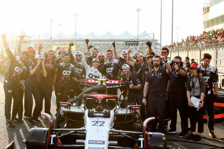 2023年シーズンを戦いきった角田とアルファタウリのクルーたち。角田のドライバーズランキングは14位だった　©Getty Images / Red Bull Content Pool