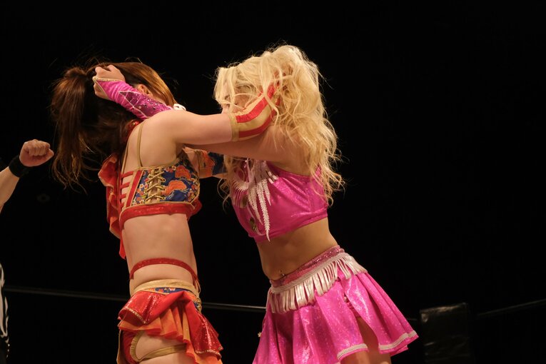 “闘うバービー人形”の急成長…見た目は派手でも練習熱心、Chi Chiをベテラン選手も絶賛「いきなり髪の毛掴んできたからね（笑）」(48)