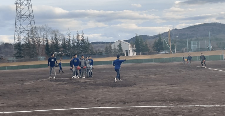 バントフライをバウンドさせて取る練習　©Hideaki Ujihara