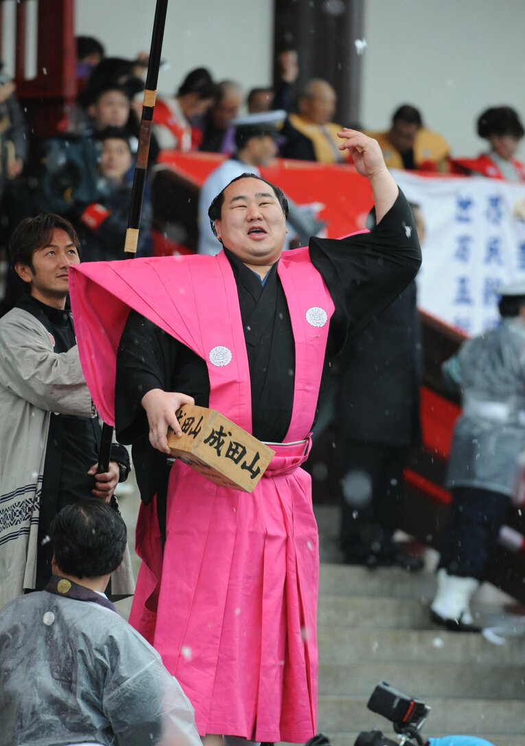 成田山で豆まきしてご機嫌　©BUNGEISHUNJU