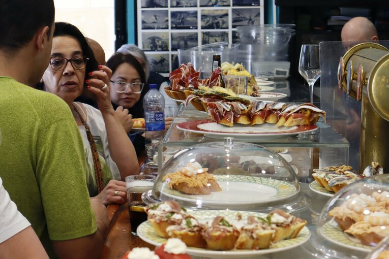 ソシエダ名物のピンチョス街の一軒にて　©Daisuke Nakashima