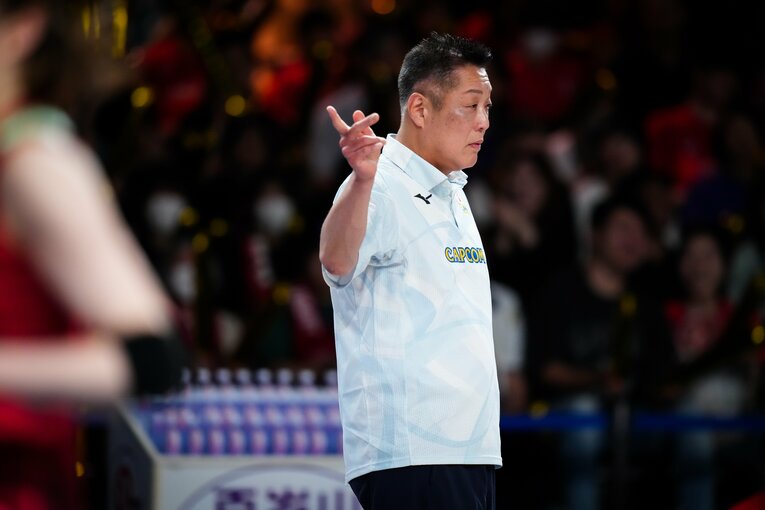 バレーボール女子日本代表を率いてパリ五輪出場を決めた眞鍋政義監督　©︎volleyball World