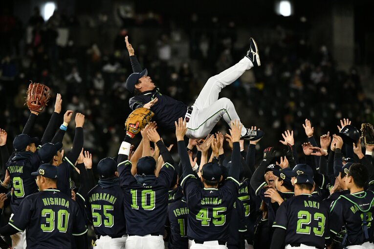 2021年、ヤクルトが日本シリーズを制し、胴上げされる高津臣吾監督　©Hideki Sugiyama