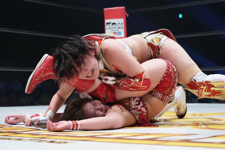 Sareeeを必死に押さえ込む林下詩美　©Essei Hara