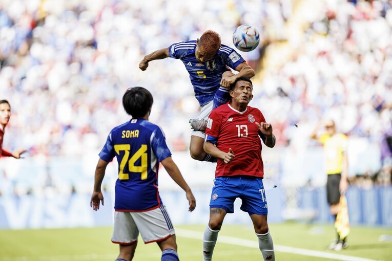 カタールW杯コスタリカ戦、空中戦で戦う長友（写真は右に続きます）　©Kiichi Matsumoto/JMPA