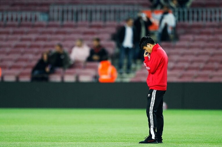 カンプノウに立ち、目をつむった久保建英。彼の心の中にはどのような感情が渦巻いていたのだろうか。 ／ photograph by Daisuke Nakashima