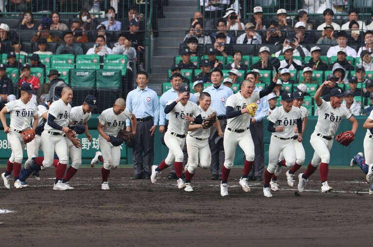 4年ぶりにセンバツを制した大阪桐蔭ナイン。昨年は春夏ともに甲子園に出場できなかったが、この1年でチームは何がかわったのだろうか？　©JIJI PRESS