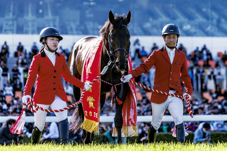 優勝レイをかけられたロブチェン　©Kiichi Matsumoto