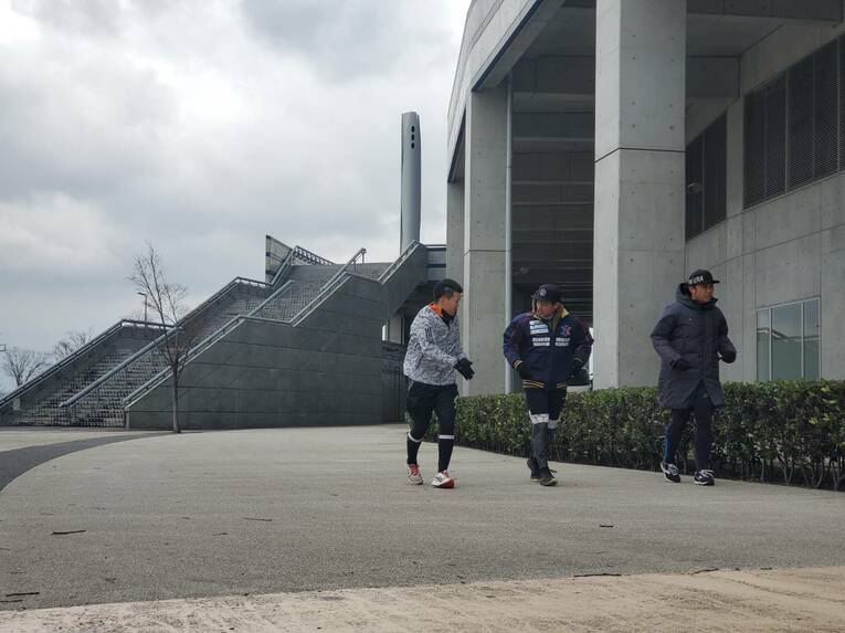 オイシックス新潟アルビレックスの始動初日、午前中から球場外周を30分のランニング。右端で元阪神の高山俊も走った　©Shunsaku Sakai