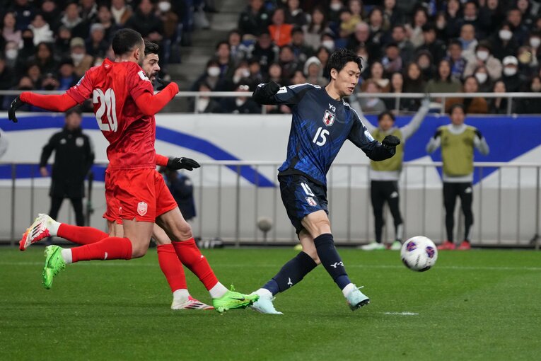 鎌田大地「エジル弾」の決定的瞬間（全２枚中の１枚目）　©Masashi Hara/Getty Images