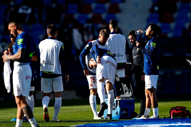 敵地の少年ファンから「KUBO！」と声が飛ぶ人気の中… 久保建英が“万全でなくても”フル出場で頼られた理由〈撮影者の視点〉(6)